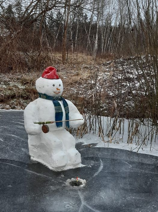 MAKŠĶERNIEKS uz kaimiņa dīķa ledus. Pārsteiguma autors — Modris Vītols.
Autors: no personīgā albuma