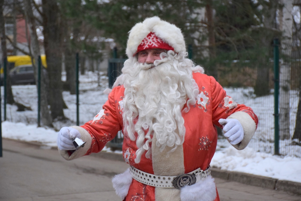 Priecīgus Ziemassvētkus! Prieku bērnu sirsniņās un smaidu pieaugušo sejās jau 15 gadus vairo Pēteris Purviņš.
