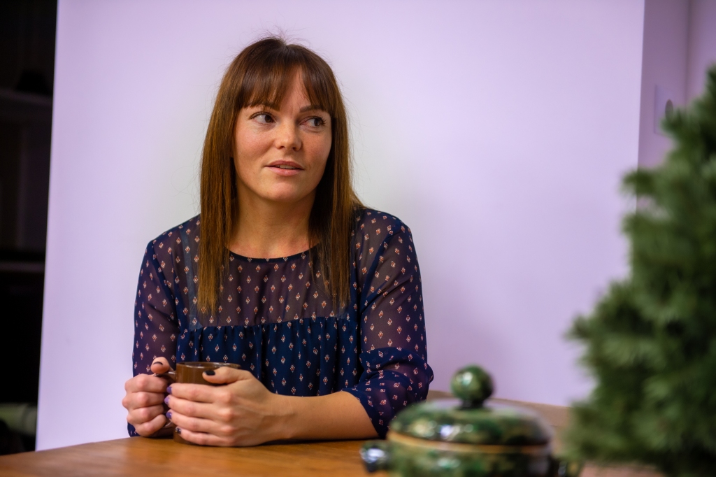 Kristīne Kāpiņa. Skaistās balss īpašniece nejūtas kā dziedātāja. Labāk darbojas mammas Ineses vadītajā ādas apstrādes darbnīcā.