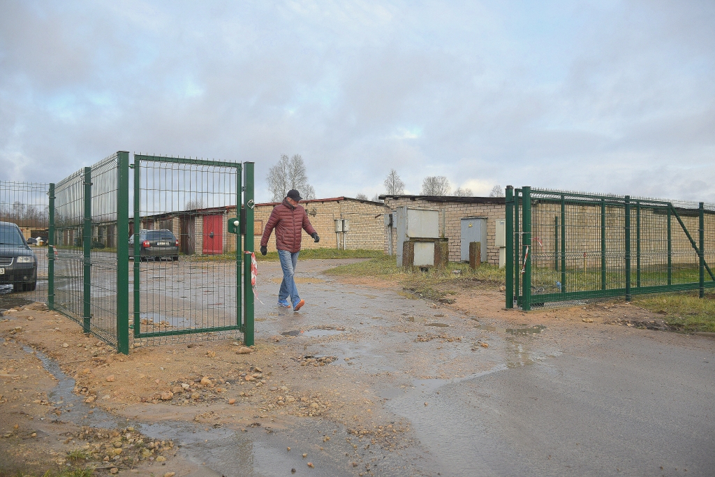 APKĀRT ŽOGS. Ap teritoriju, kurā ir ap 500 garāžu, ierīkots žogs, un tajā var iebraukt tikai pa automātiskajiem vārtiem. Tādu kārtību nodrošinājuši jaunie zemes īpašnieki no SIA “BB Investment”. Aizkrauklē tā ir pirmā garāžu teritorija, ap kuru uzbūvēts žogs un kurā ir diennakts apsardze.
Autors: Imants Kaziļuns
