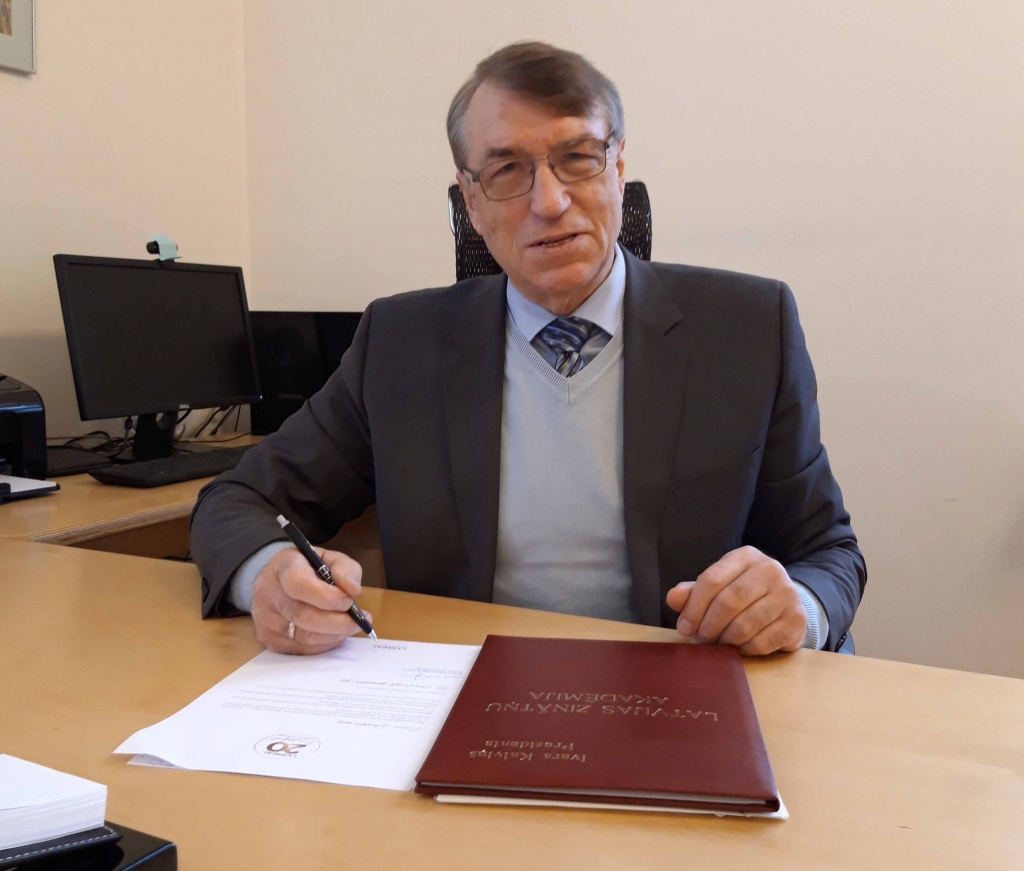 Ivars Kalviņš: “Ar Covid-19 var saslimt atkārtoti, lai gan šim vīrusam vajadzēja būt sezonālam tāpat kā gripai, tikai Latvijā, kur robežas ir vaļā un visi visur var braukt, lidot, mēs esam vīrusu atkal ieveduši iekšā.”
Autors: no personīgā albuma