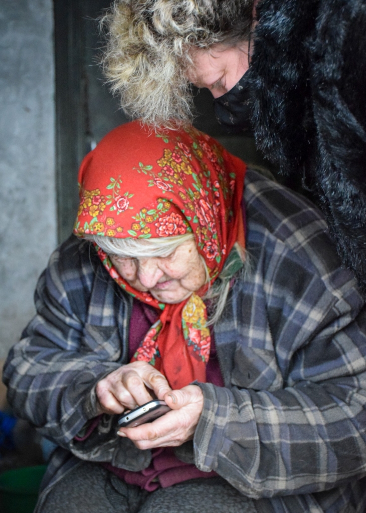 Tūlīt būs zvans draudzenei. Gita ar Līgas palīdzību apgūst jauno telefonu.