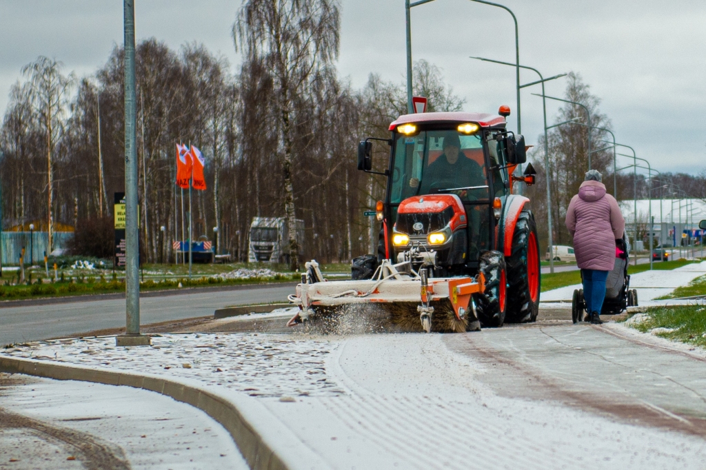 Ziemā ar tehniku ietves pilsētā var sakopt ātri un efektīvi. Pie traktora stūres Aizkraukles KUK strādnieks Agnis Belevičs.
Autors: Imants Kaziļuns