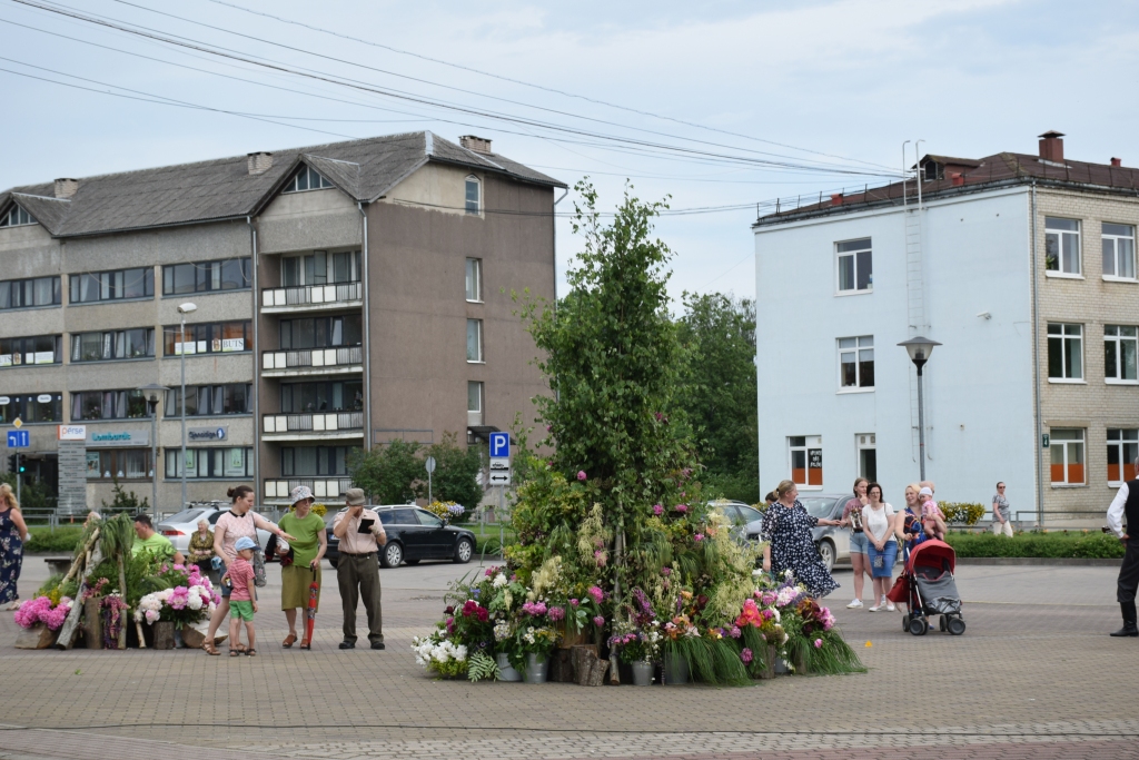 Lielāka sabiedrības iesaiste. Pirmo reizi aizkrauklieši tika aicināti piedalīties kopīga ziedu ugunskura veidošanā. Aizkraukles novada kultūras nama vadītāja Anta Teivāne teic, ka nākotnē jādomā par lielāku sabiedrības iesaisti pasākumu tapšanā, tādā veidā veicinot lokālpatriotismu un piederības sajūtu.