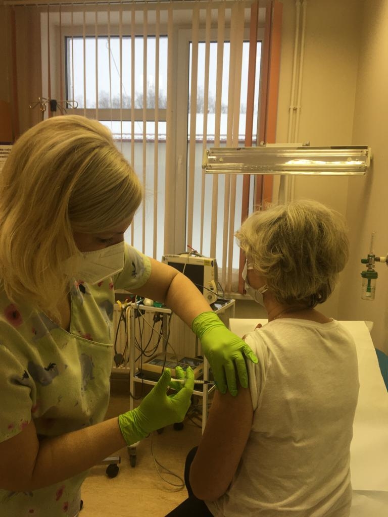 Pirmās potes. Vakar Aizkraukles medicīnas centrā pirmās vakcīnas pret Covid-19 saņēma vietējie mediķi.
Autors: no Aizkraukles medicīnas centra