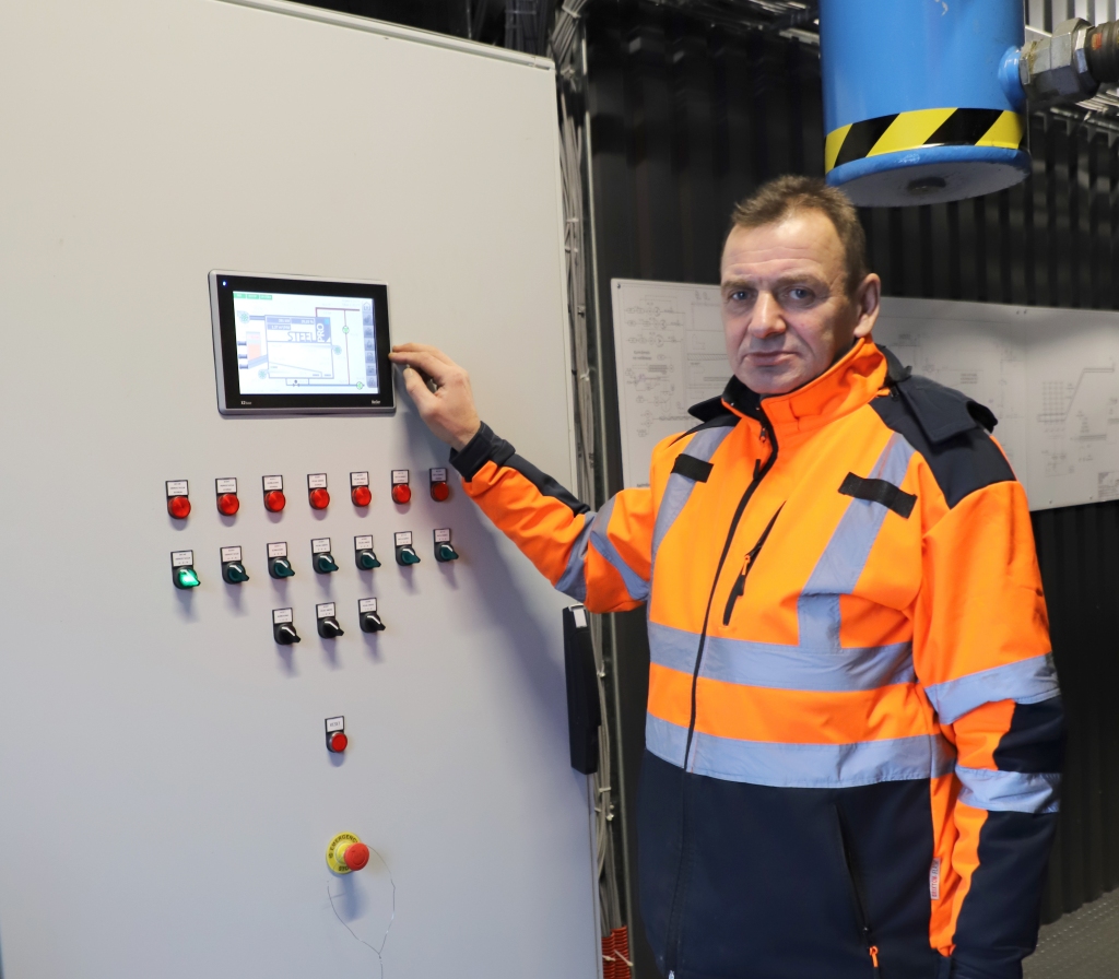 VISS DARBOJAS — rāda apkures katlu operators Harijs Rusiņš.
Autors: Elita Brovacka