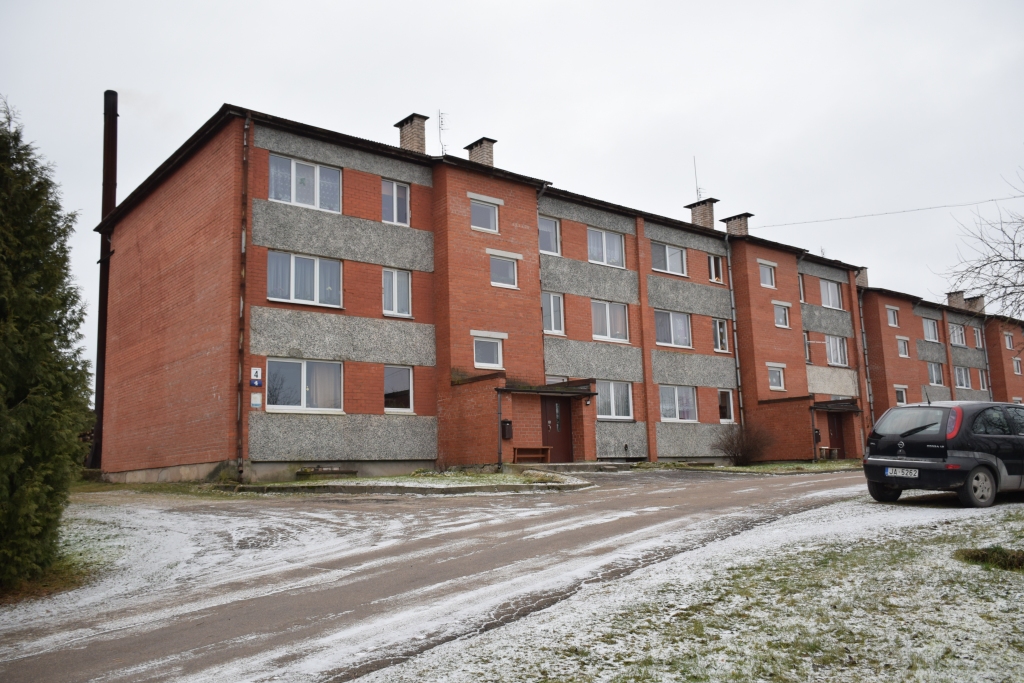 Nedaudz mulsi­noši. Uzvaras ielas 4 mājai numura zīme joprojām vecā, taču iedzīvotāju zināšanai kāpņu telpā izvietota informācija, ka tagad šī ir Smilšu iela 4.