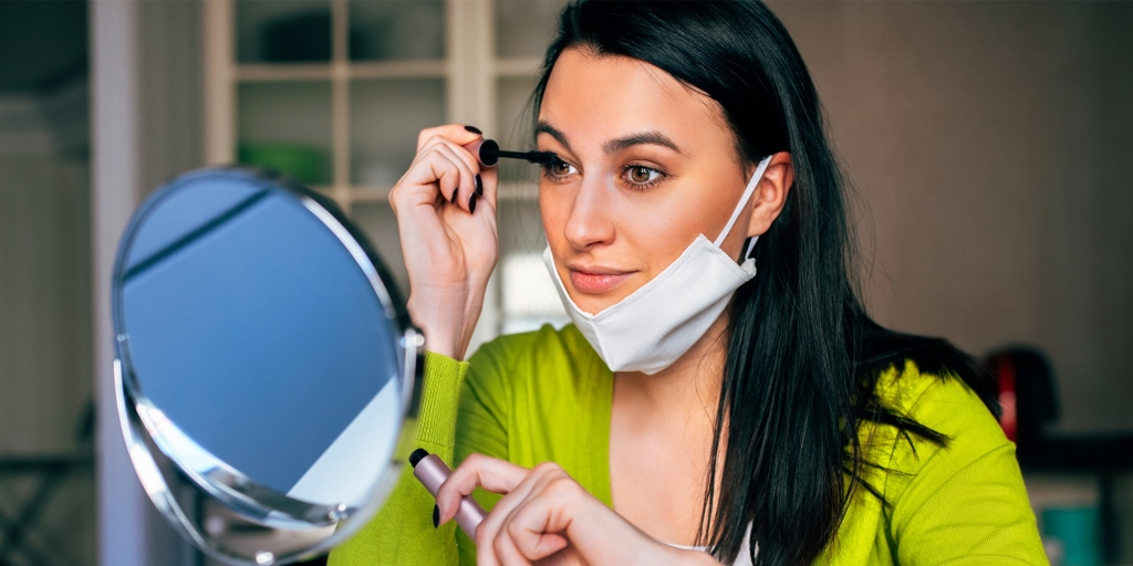 Grims zem maskas. Pandēmija un sejas aizsargmasku obligāta lietošana sabiedriskās vietās ir mainījusi sieviešu paradumus, izvēloties dekoratīvo kosmētiku.
Autors: no “Pixabay.com”