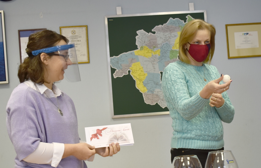 Apsveicam uzvarētājus! Izlozi vadīja laikraksta galvenā redaktore Agita Grīnvalde-Iruka (no kreisās), laimētājus noteica un izlozi vēroja Inga Upeniece, SIA “Jards” veikala “Māja” vadītāja un “Staburaga” lasītāja.
Autors: Ginta Grincēviča