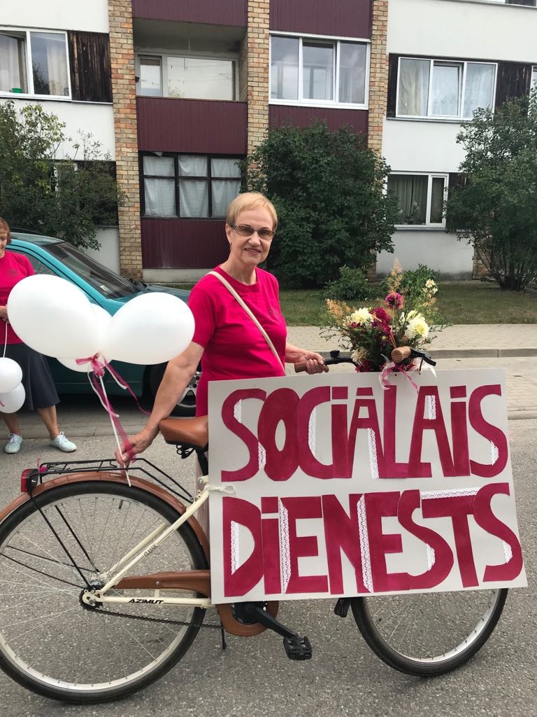 PIEDALĀS VISS KOLEKTĪVS. Ināra Gaile, gatavojoties gājienam Aizkraukles novada svētkos kopā ar kolektīvu.