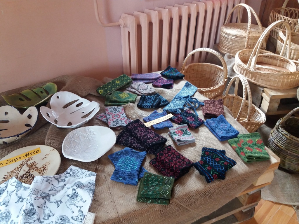 RADOŠS VEIKUMS. Lilita ar saviem darbiem ik gadu piedalās Klintaines pagasta iedzīvotāju radošo darbu izstādē.
Autors: no “Staburaga” arhīva