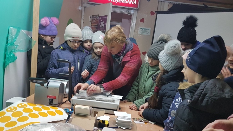 Izzina profesijas. Projekta gaitā aizvadītajā mācību gadā jaunāko klašu skolēni devās uz poligrāfijas uzņēmumu SIA “Poligrāfserviss” Rēzeknē.
Autors: no Pļaviņu novada ģimnāzijas