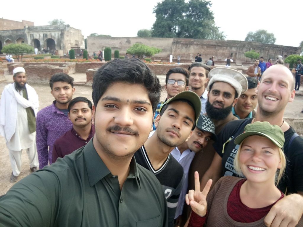 Mūs ik uz soļa izseko cilvēku pūļi, fotografējamies daudz.
Autors: no ceļotāju albuma