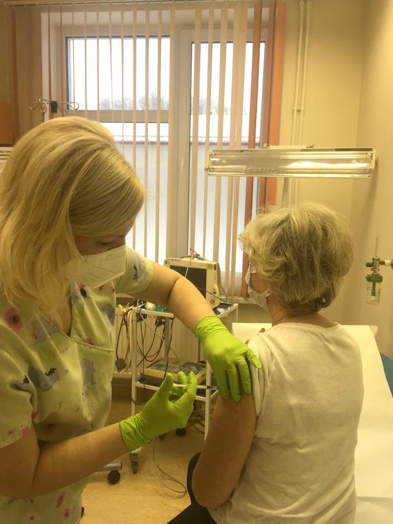 Aizkraukles medicīnas centrā pirmās vakcīnas pret Covid-19 saņēma vietējie mediķi.
Autors: no Aizkraukles medicīnas centra