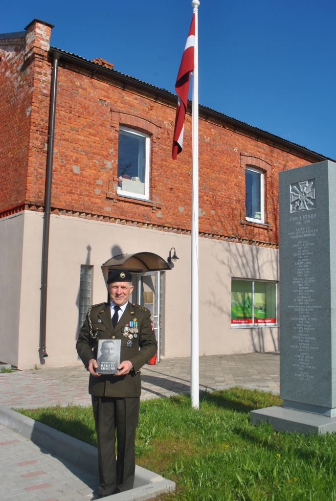 ANDRIS ZEPS pie stēlas Lāčplēša Kara ordeņa kavalieru piemiņai Pļaviņās ar izcilam latviešu ģenerālim Pēterim Radziņam veltītu grāmatu.
Autors: no “Staburaga” arhīva