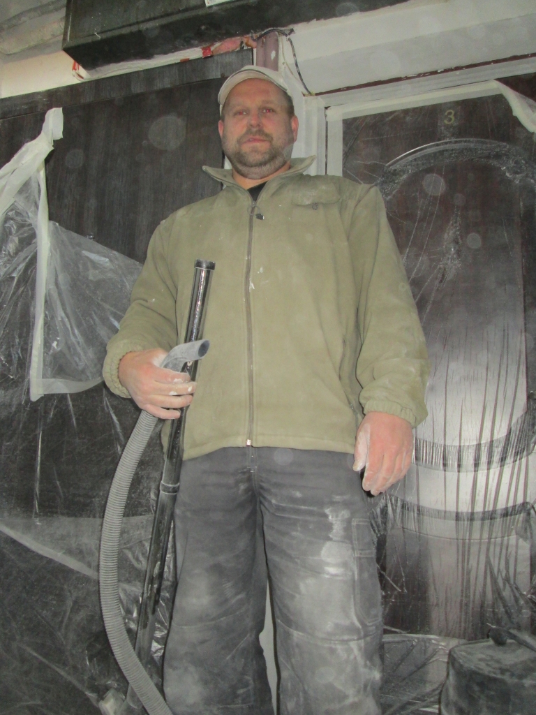 Kāpņu telpu remontē Māris Bērziņš  un...