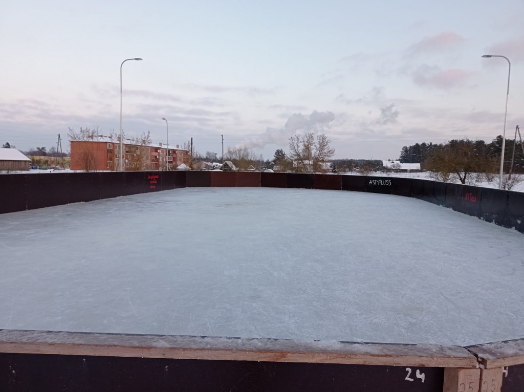 Slidotava Jaunjelgavā ir plaša, ar augstām apmalēm. Jau vairākas dienas tajā var ļauties slidošanas priekiem.