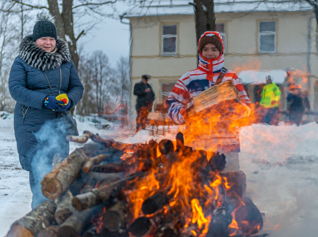 Par vēsturi caur liesmām. Savu pagali lielajam ugunskuram atnesuši neretieši Lolita Bratjaga ar dēlu Kristeru.
Autors: Imants Kaziļuns