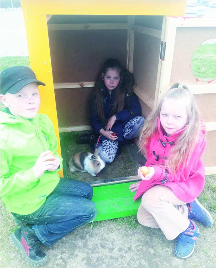 Draudzīgā trijotne — Dastins, Evelīna un Samanta — izvedusi ārā Pifu.
Autors: no ģimenes albuma