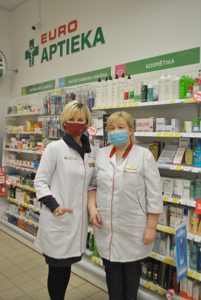 LABA KOMANDA. Aptiekas vadītāja Ina Skrimble (no kreisās) un farmaceita asistente Anita Zālīte.