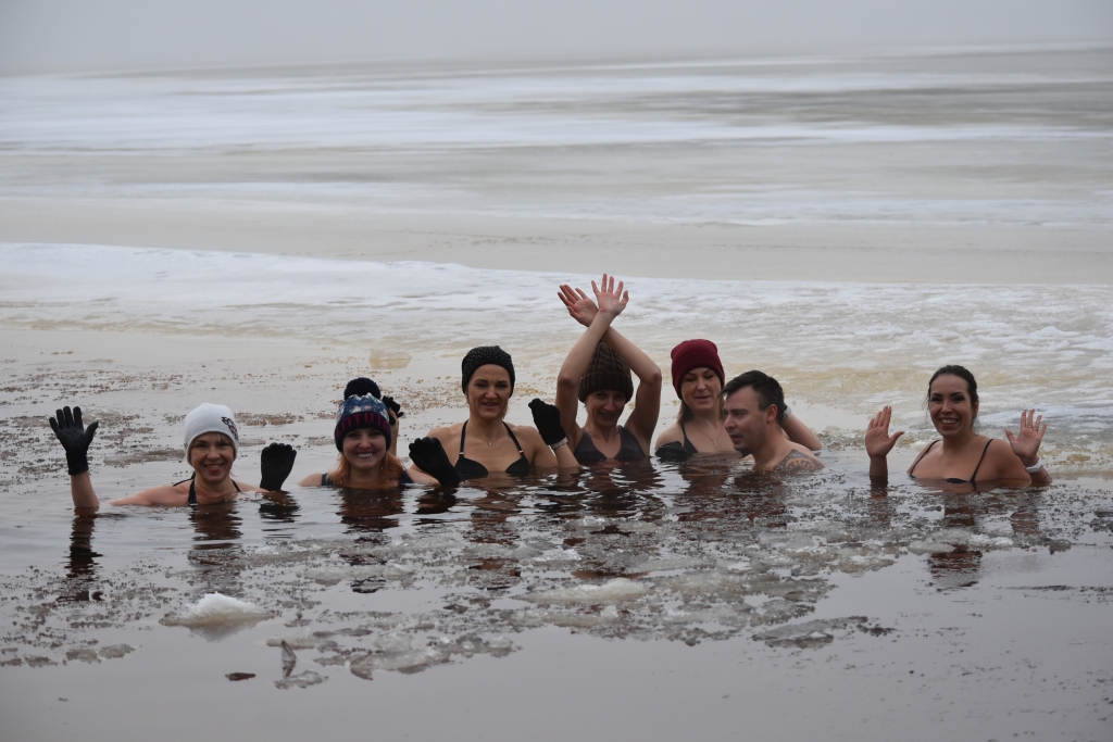 Aizkraukles roņi. Pirmā no kreisās — Ginta Riekstiņa, Mārīte Goršanova, Rūta Valaine, Ina Aizupiete, Zane Valaine, Mārtiņš Lielups, Annija Krauze.