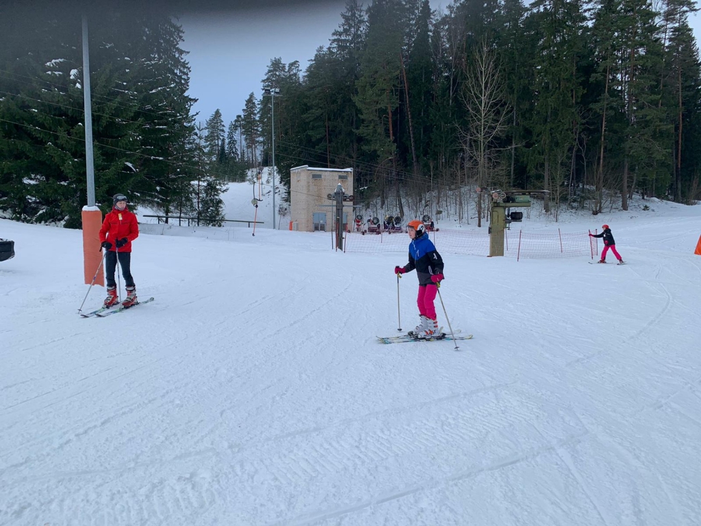 KALNĀ AUGŠĀ! Ziemas prieku baudītāju “Mežezerā” netrūkst.