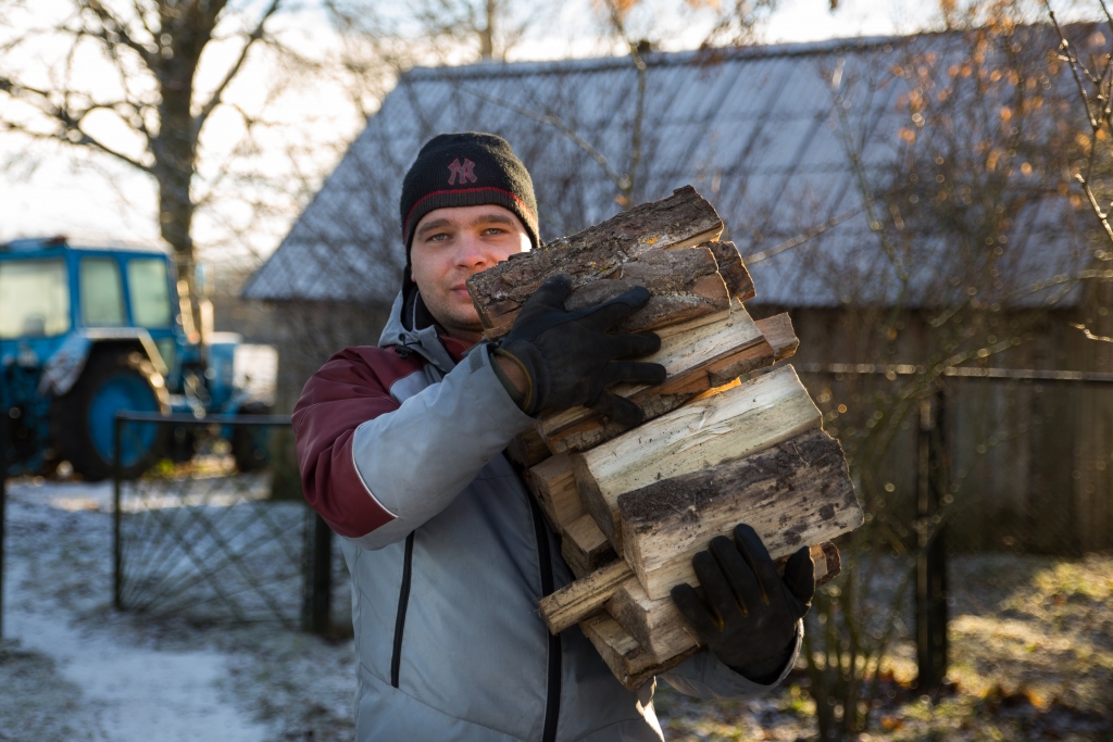 PALĪDZ DZĪVOT. Biedrība “Latvijas Samariešu apvienība” ar devīzi “Palīdzēt dzīvot” vecos, vientuļos seniorus aprūpē 35 Latvijas novados, tajā skaitā arī Aizkrauklē un Skrīveros. Latvijā tā ir viena no lielākajām nevalstiskajām organizācijām, kurā ir nodarbināti vairāk nekā 800 algotu darbinieku un darbojas vairāk nekā 300 brīvprātīgo.
Autors: Latvijas Samariešu apvienības publicitātes foto