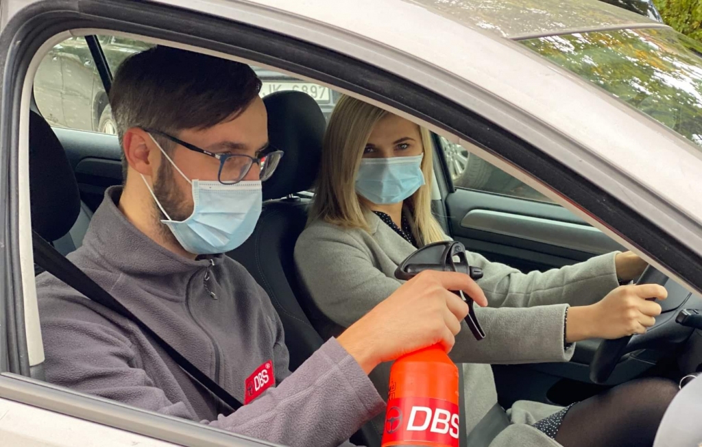 DRAUD BARGI SODI. Divu mājsaimniecību braukšana vienā automašīnā tiek vērtēta kā pulcēšanās, par ko ir paredzēta atbildība līdz 2000 eiro, tomēr ir arī izņēmumi — došanās pie ārsta, uz un no darba. Savukārt vairāku mājsaimniecību locekļu privāti braucieni, lai kopīgi apmeklētu veikalu vai citas vietas, tiek uzskatīti par pārkāpumiem.
Autors: no facebook.com/DrosaBrauksana