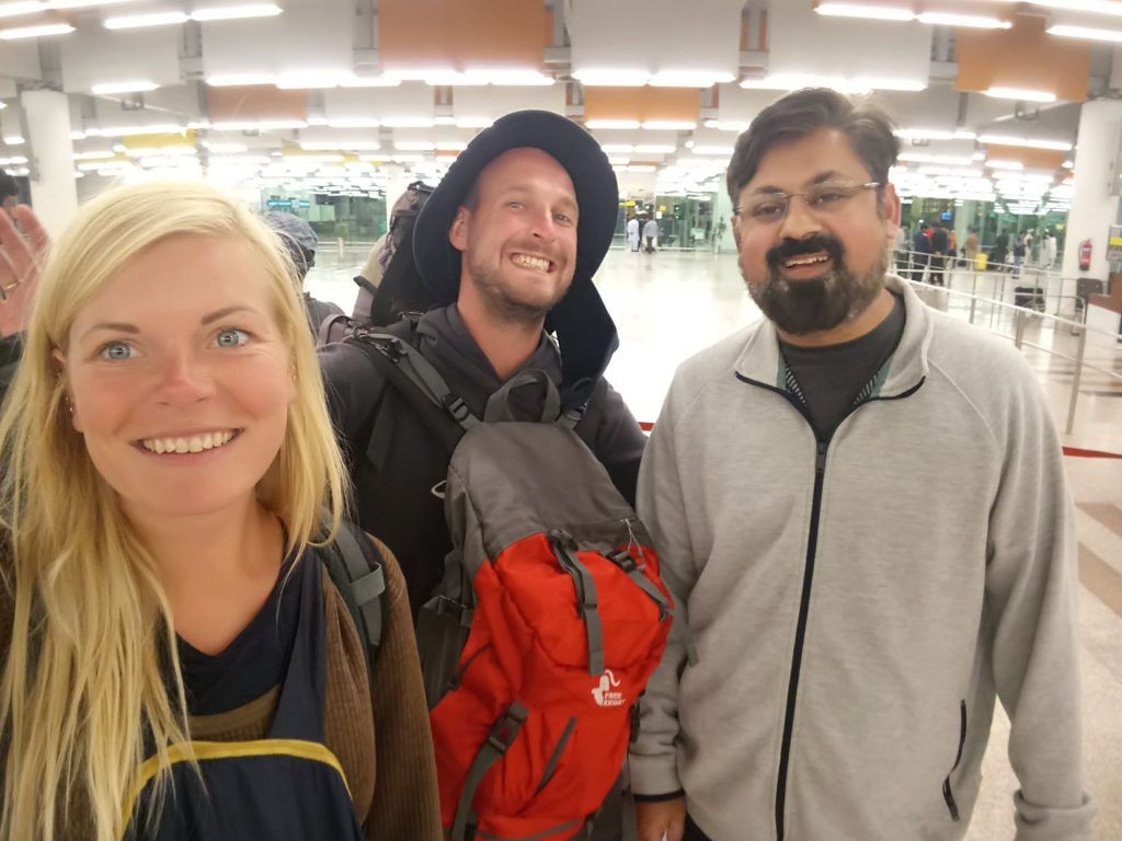 MŪSU CEĻOTĀJI ar savu pakistāniešu draugu.
Autors: no ceļotāju albuma