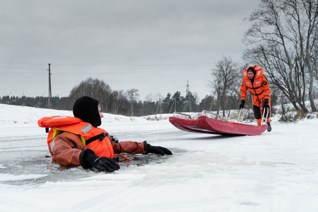 Ugunsdzēsēju glābēju mācības uz ledus.
Autors: no VUGD