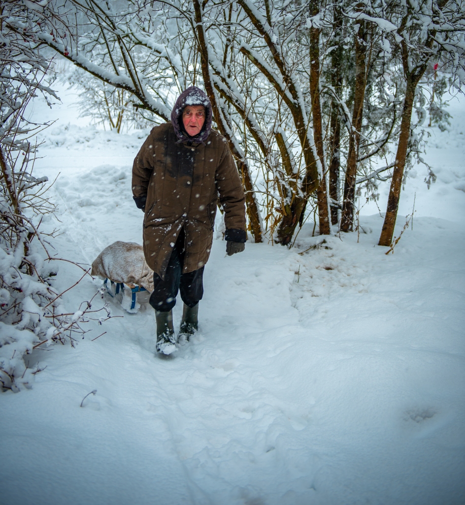 BEIDZOT MĀJĀS. Sarmīte atgriezusies no iepirkšanās divus kilometrus attālajos “Salapos”, kur piestāj autoveikals. Bieži uz veikalu netiek, tāpēc jāiepērk lielāki krājumi.