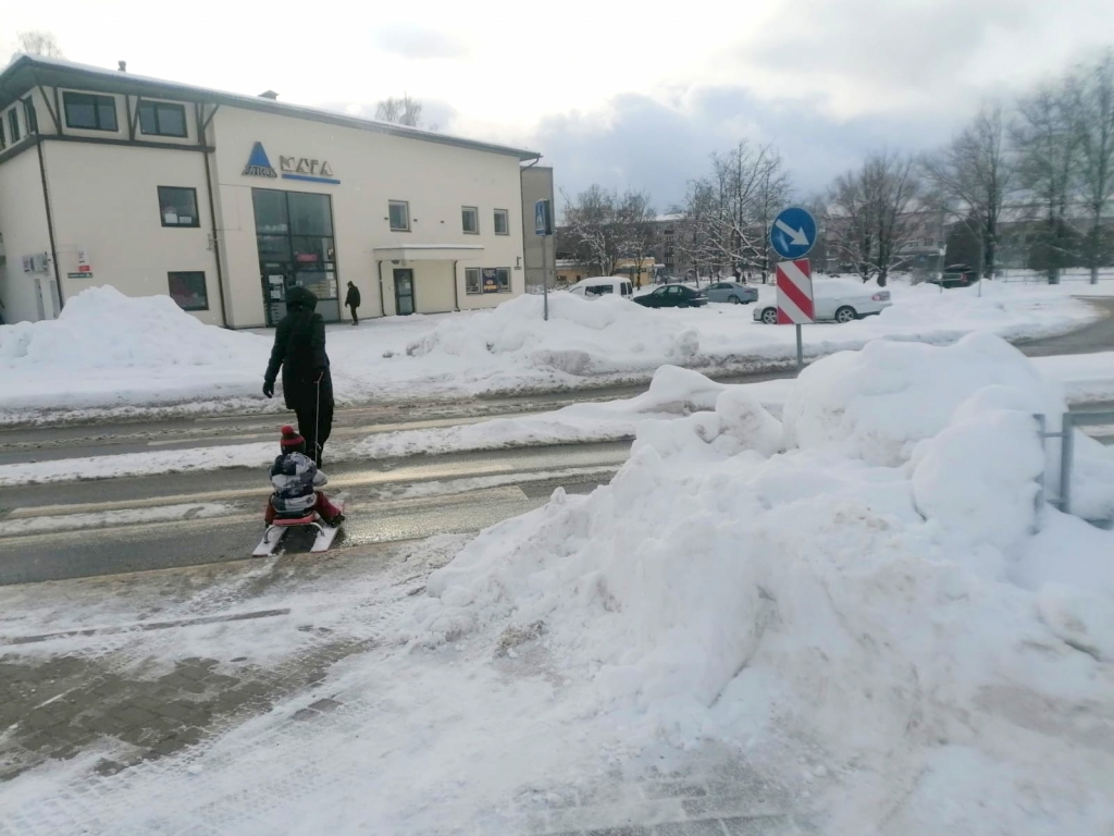 JĀBŪT UZMANĪGIEM, ŠĶĒRSOJOT IELU. Sniega kalni, kas izveidojušies vairākās satiksmi apdraudošās vietās Aizkrauklē, šonedēļ tiks izvesti.