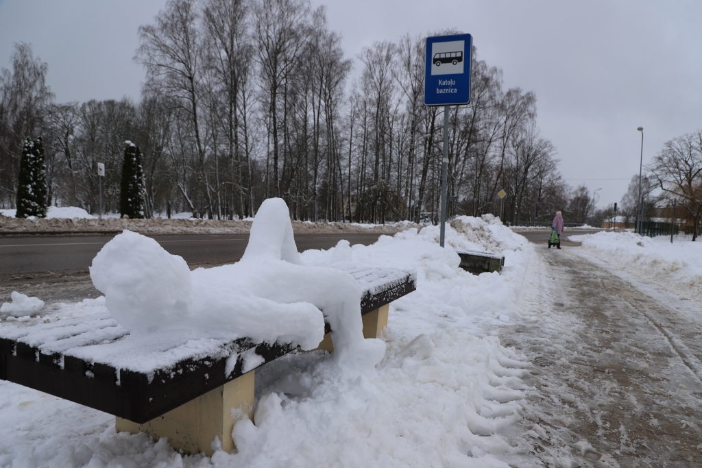 BALTAIS PĀRSTEIGUMS. Sniega cilvēki bija dažādi un interesanti — vienviet baltā persona sēdēja uz soliņa, citur uz tā bija nogūlusies, pieturā gaidot autobusu, vēl citur stāvēja vai paklūpot bija ievēlusies kupenā. Daudzi aizkrauklieši priecājās par neparasto pilsētas ekskursantu un vēlējās ar to nofotografēties. Sniega cilvēki iedzīvotājus iepriecināja tikai kādu dienu, pēc tam tie kaut kur pazuda — citur bērnu nerātnību dēļ tīšām izjaukti, citur netīšām piespiežoties izjukuši. Tā kā sniegs jau bija zaudējis savu lipīgumu, figūras atjaunot vairs nevarēja.
Autors: Arvis Upīts