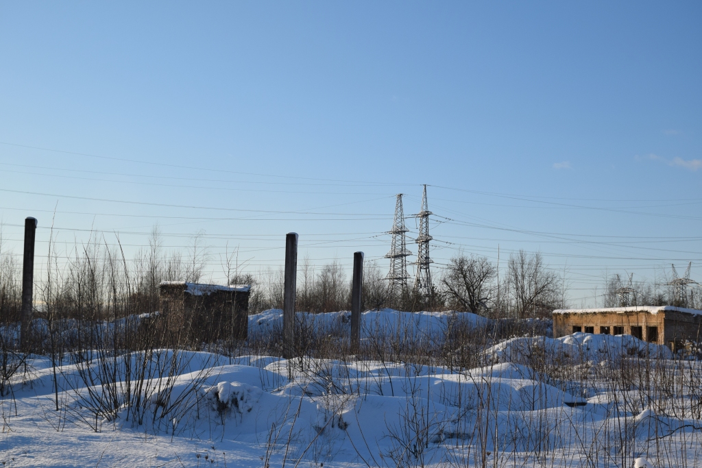VEIKS PAPILDU IZPĒTI. Kādreizējās dzelzsbetona rūpnīcas teritorija netālu no Pļaviņu HES tagad ir aizaugusi, un par agrāko darbību liecina vien daži pussabrukuši objekti. Taču veiktajos pētījumos pazemē atklāti apkārtējai dabai bīstami naftas produktu krājumi, un daļa no tiem palēnām virzās uz Daugavas pusi, radot ekoloģiskas katastrofas draudus. Tādēļ drīzumā plānots veikt papildu izpēti, lai noteiktu sanācijas darbu apjomu.
Autors: autores