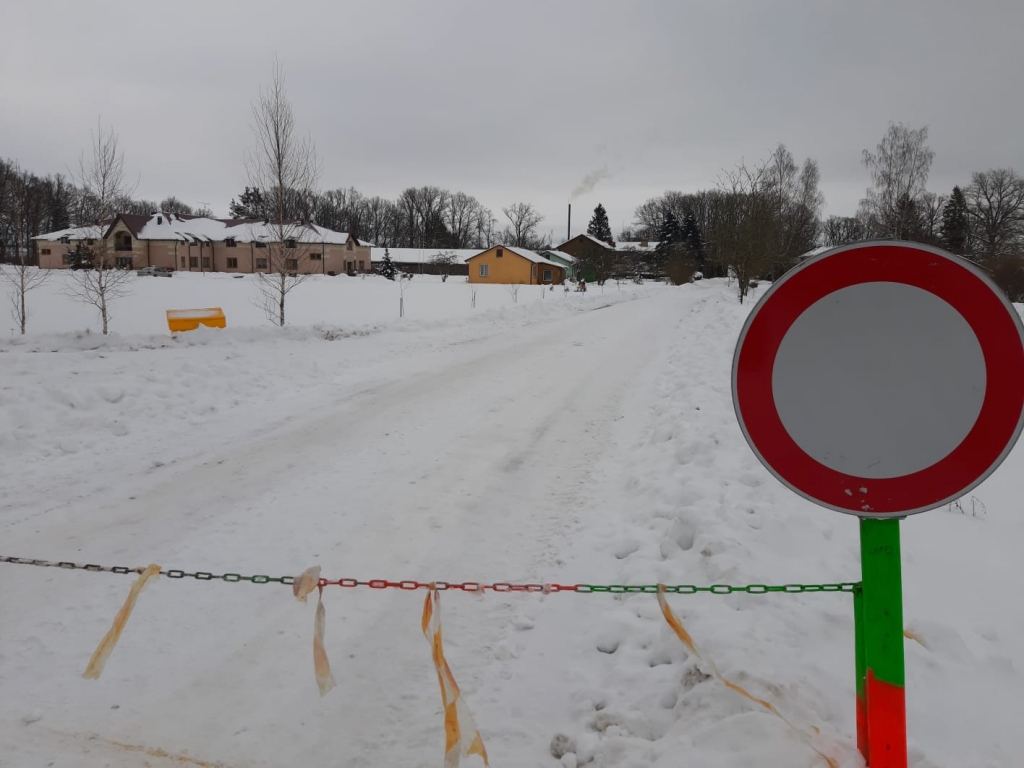 JOPROJĀM IEBRAUKT AIZLIEGTS. Skrīveru sociālās aprūpes centra “Ziedugravas” teritorijā nedrīkst iebraukt
jau kopš pagājušā gada marta, kad Covid-19 pandēmija sāka izplatīties arī Latvijā.
Autors: Asnate Avotiņa