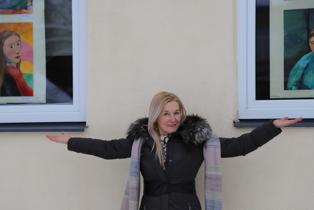 Izstāde Skrīveru Mūzikas un mākslas skolas logos būs skatāma visu februāri. To var iet lūkot arī vakaros, jo skolas logi tumsā tiek izgaismoti.
Autors: Elita Brovacka