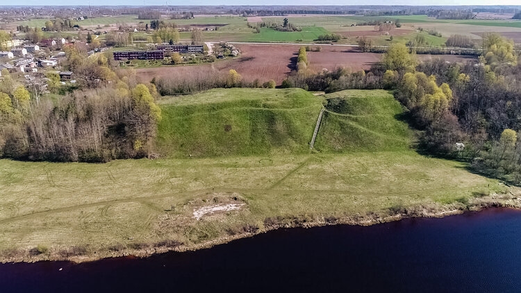 Vizuāli iespaidīgs. Aizkraukles pilskalns un senpilsēta, vieta ar senu vēsturi, ir valsts nozīmes arheoloģiskais piemineklis. Tas ir arī viens no vizuāli iespaidīgākajiem Latvijas pilskalniem.
Autors: Mārcis Kalniņš
