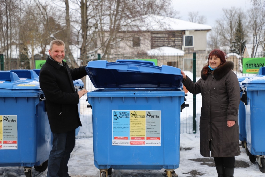 Skrīveri būs vēl zaļāki! Skrīveru novada domes izpilddirektors Uldis Riekstiņš un Ruta Svešņikova jaunajā šķiroto atkritumu pieņemšanas laukumā.
Autors: Elita Brovacka