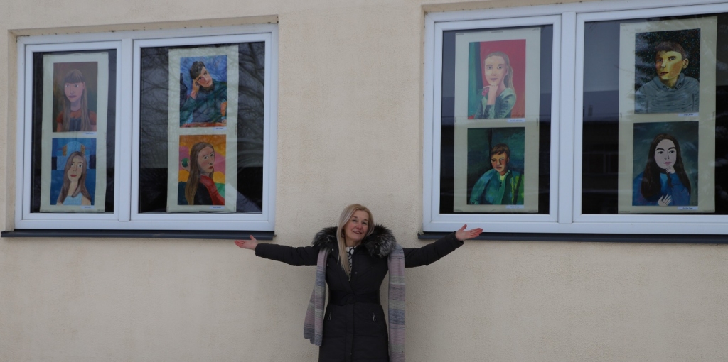 IZSTĀDE LOGOS. Skrīveru Mūzikas un mākslas skolas logos iekārtota un visu februāri apskatāma izstāde “Ieskaties logā!” — zīmējumos attēloti gan mūzikas instrumenti, gan audzēkņu pašportreti. Darbus veidojuši ap 30 audzēkņu, kuri skolotāju Madaras Kantānes un Velgas Klints vadībā attālināti strādā arī pandēmijas laikā. Izstādi var apskatīt arī vakaros, jo darbi ir apgaismoti. Attēlā — Skrīveru Mūzikas un mākslas skolas direktore Iveta Biķerniece priecājas, ka savus audzēkņus var redzēt kaut vai viņu pašu zīmētajos portretos.
Autors: Elita Brovacka