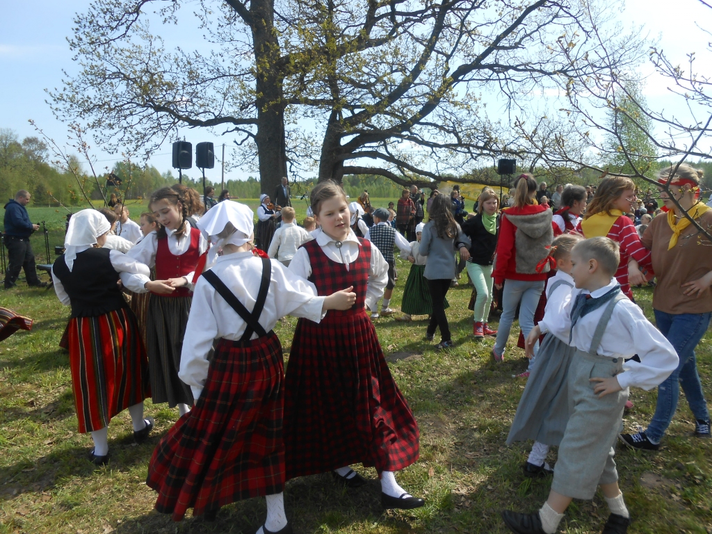 SADANCO AR CITĀM FOLKLORAS KOPĀM. “Pulkā eimu, pulkā teku” 2015. gadā rakstnieka Edvarta Virzas “Billītēs”.
Autors: no Ingunas Žogotas un personīgā albuma