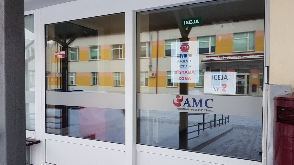 Rezervēta vieta lielo slimnīcu darba atslogšanai. Aizkraukles slimnīcā izveidota Covid-19 slimnieku nodaļa, taču vietējos slimniekus ved ārstēties citur. Ārstniecības iestādes vadība skaidro, ka šīs vietas rezervētas tiem, kuri saņēmuši sākotnējo akūto palīdzību, kuru veselība ir stabila, un kurus no augstākā līmeņa slimnīcas jebkurā valsts reģionā var pārvest uz pirmā līmeņa stacionāru, kāds ir arī Aizkrauklē.