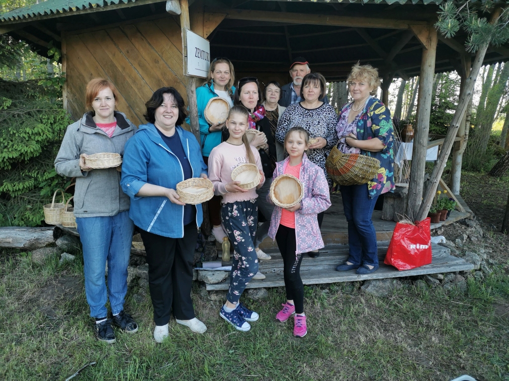 Meistardarbnīcā. Divus gadus Zemgales kultūras programmas ietvaros “Ērberģietes” mācījās meistardarbnīcās pie saviem amatniekiem, arī grozu pīšanu pie Jāņa Kanopa.
Autors: no Žannas Miezītes albuma