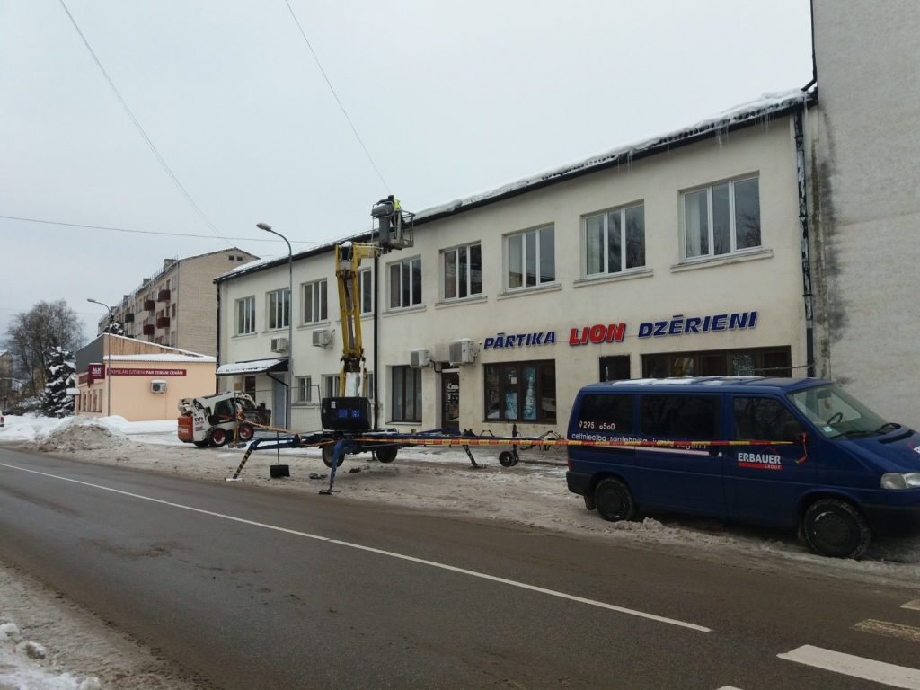 MAZINA BĪSTAMĪBU. SIA “Erbauer group” strādnieki no Jēkabpils pacēlājā veica lāsteku noņemšanu un tīrīja sniegu, cik tālu tas bija iespējams, no divu Aizkraukles ēku jumtiem, tajā skaitā Spīdolas ielā, kur ir intensīva gājēju plūsma.