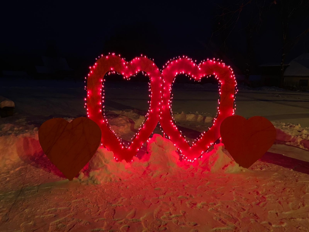 Gaidot visu mīlētāju dienu, Daudzevas Aizsargu laukumā izveidotas tematiskās dekorācijas — izgaismotas lielizmēra sirdis. Par ikgadēju tradīciju Daudzevā kļuvuši Valentīndienas pasākumi un balles, pandēmijas dēļ ierastā rosība šogad izpaliek. Tā vietā Rudīte Nāzare, Daudzeses pagasta mākslinieciskās daļas vadītāja, kopā ar komunālās daļas vīriem radījusi vides objektu, pie kura ikviens var nobildēties romantiskās noskaņās. Kā ierasts, tematiskais stūrītis ir pašu darināts, lielās sirdis izgrieztas no finiera un izrotātas ar lampiņu virtenēm.
Autors: Rudīte Nāzare