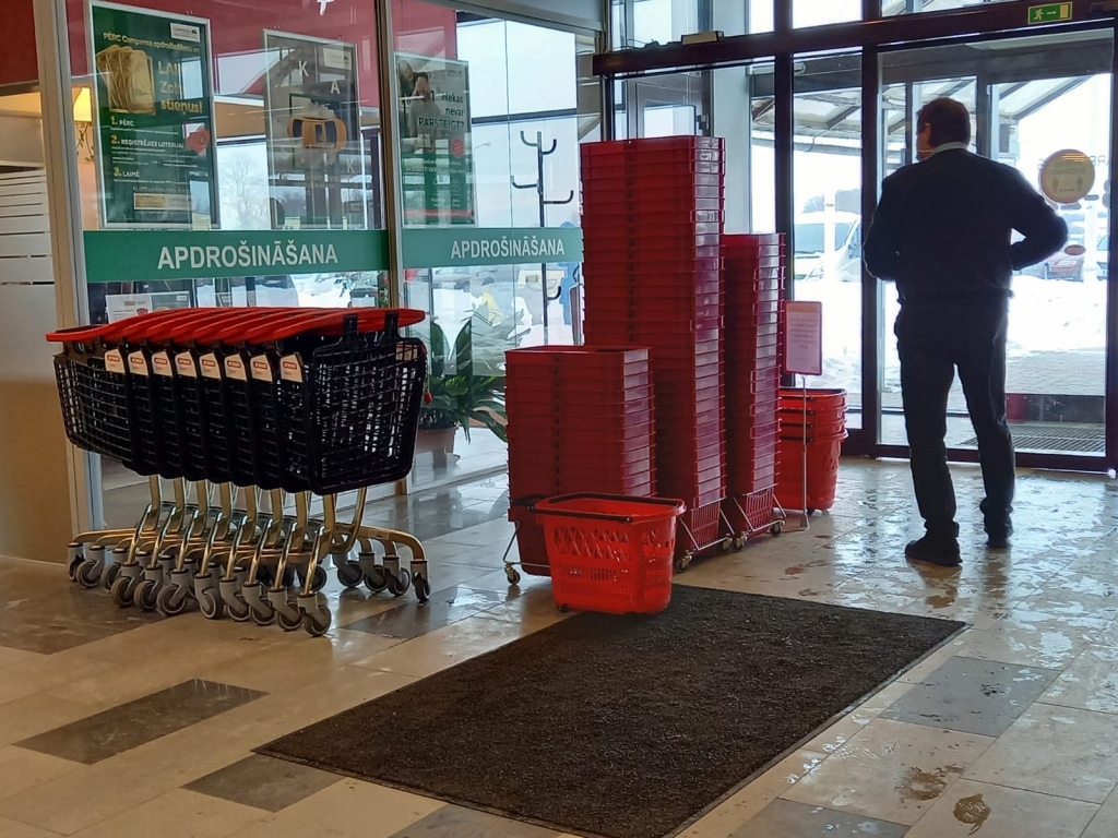 Jauna kārtība. Kamēr tirdzniecības centrā “IGA centrs” nebūs uzstādīta elektroniskā pircēju uzskaites sistēma, ieiet veikalā varēs tikai pa centrālajām durvīm un tikai paņemot groziņu. Cilvēku plūsmu nedēļas sākumā kontrolēja tirdzniecības centra apsargi.