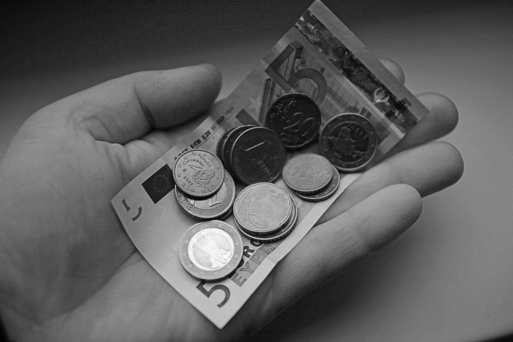 Lai šodien mācītu citus par finansēm, Zanei Loginai pašai bija jāpiedzīvo brīdis, kad nevajadzīgo tēriņu apjoms bija līdzvērtīgs nopelnītajai algai. Tad arī atnāca pārliecība, ka jāattīsta jaunas prasmes. Tās palīdzēja izrauties no apburtā loka, kurā nekad “līdz algai nepietiek”.
Autors: no arhīva