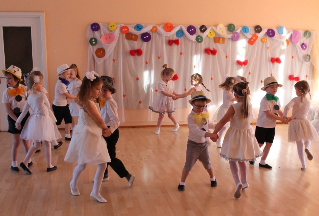 Jubilejas apsveikums no grupiņas “Ābolīši”. Šomēnes Jaunjelgavas pirmsskolas izglītības iestāde “Atvasīte” atzīmē 32. darbības gadu. Ierasto plašo svinību vietā šogad iestādē svētku noskaņu radīja grupiņu apsveikumi — koncerti. Ievērojot drošības pasākumus, grupiņas pa vienai devās uz sarīkojumu zāli un sniedza priekšnesumus. Bērni dziedāja un dejoja, priekšnesumus vēroja iestādes vadītāja Larisa Dinvalde, bijusī vadītāja Raisa Bataraga, bērnudārza metodiķe un grupiņu auklīte. Bērni saņēma saldumus, un svinības turpinājās grupiņās. Labākā dāvana izglītības iestādes jubilejā ir bērni. Larisa Dinvalde priecājas, ka jau tiek pieteikti mazie ķipari, kas nākamgad sāks bērnudārza gaitas.
Autors: no personīgā albuma