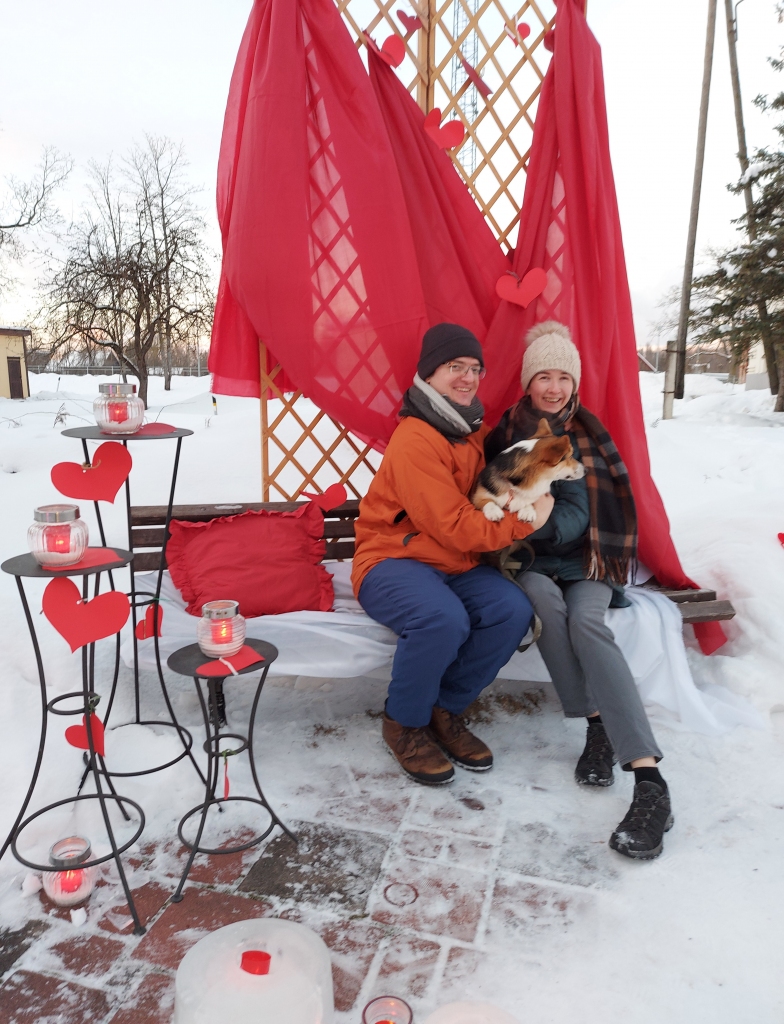 Skanot romantiskai mūzikai un degot svecēm īpaši darinātos ledus svečturos, pie Kokneses kultūras nama 14. februārī — Valentīndienā — visus mīlētājus gaidīja Mīlestības soliņš. Kokneses kultūras nama vadītāja Inguna Strazdiņa aicināja koknesiešus aiziet līdz soliņam, fotografēties un atstāt arī savu izgatavoto sirsniņu. Pirmie savas sirsniņas visu mīlētāju dienā pie kultūras nama atstāja koknesieši Inese un Normunds. Savukārt Santa un Oskars (attēlā) uz Koknesi atbraukuši no Ogres. “Piestājām pastaigāties Kokneses pilsdrupās, parkā, internetā lasījām, ko vēl varētu paceļam apskatīties, un izlasījām, ka pie kultūras nama ir mīlestības soliņš. Ieradāmies apskatīt un nofotografēties,” saka jaunieši. Oskars šajā dienā veltījis draudzenei dzejoli un sagatavojis apsveikumu. Savukārt Santa draugam izšuvusi sarkanu sirsniņu, kuru abi nolēma atstāt pie Mīlestības soliņa Koknesē.
Autors: Agita Grīnvalde-Iruka