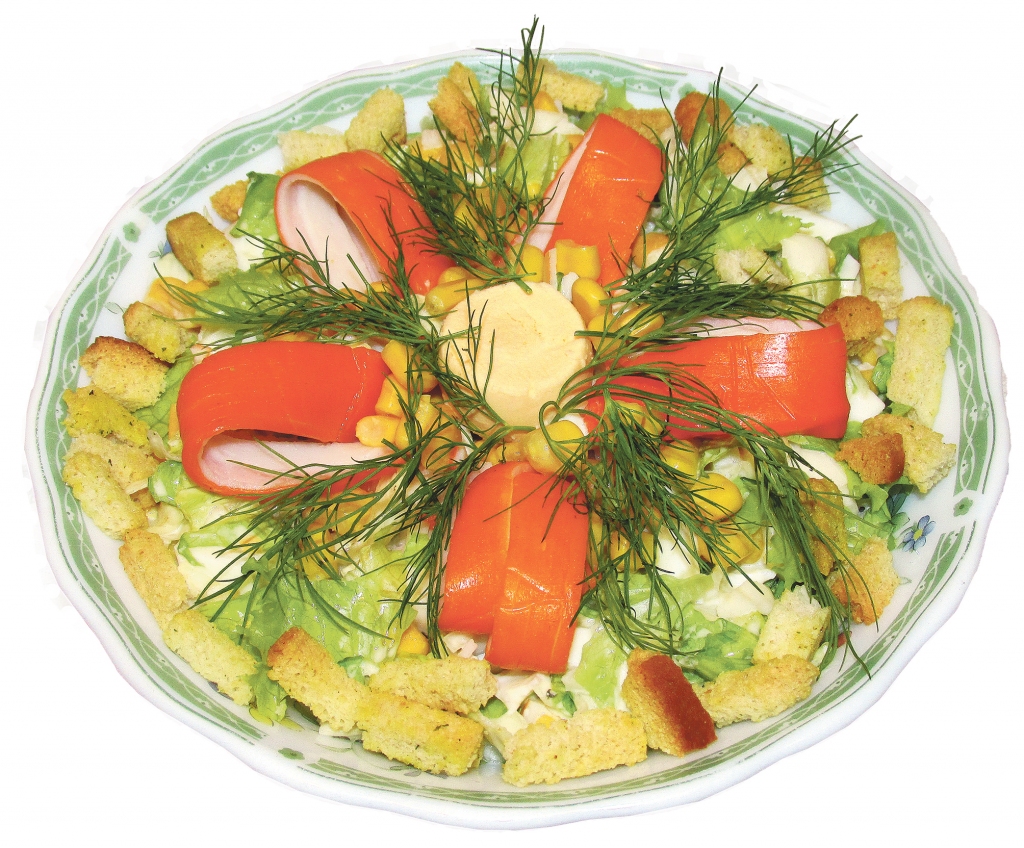 Kāpostu un krabju nūjiņu salāti.