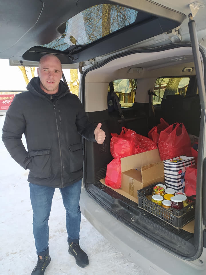 Darot labu kādam, tu dari labu sev. Šo teicienu dzīvē iemieso koknesietis Roberts Rāviņš, kurš pievērsies labdarībai. Pieredze policijas darbā jau iepriekš lika apzināties dažu cilvēku skaudro situāciju — pandēmijas laikā daudziem klājas grūti, un Roberts nolēmis palīdzēt.